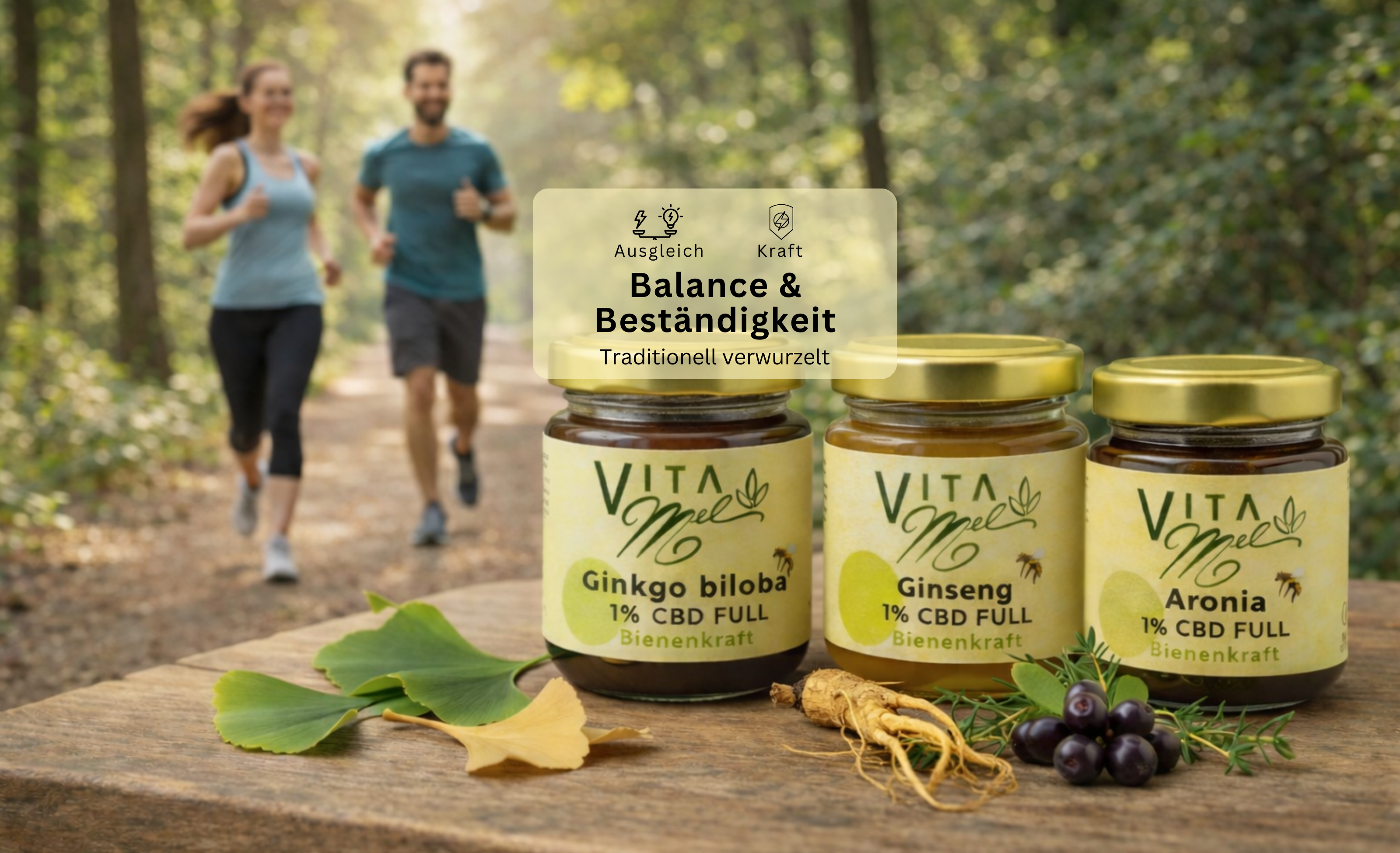 Ginkgo, Ginseng und Aronia Produkte von VitaMel im Wald mit aktiven Läufern im Hintergrund